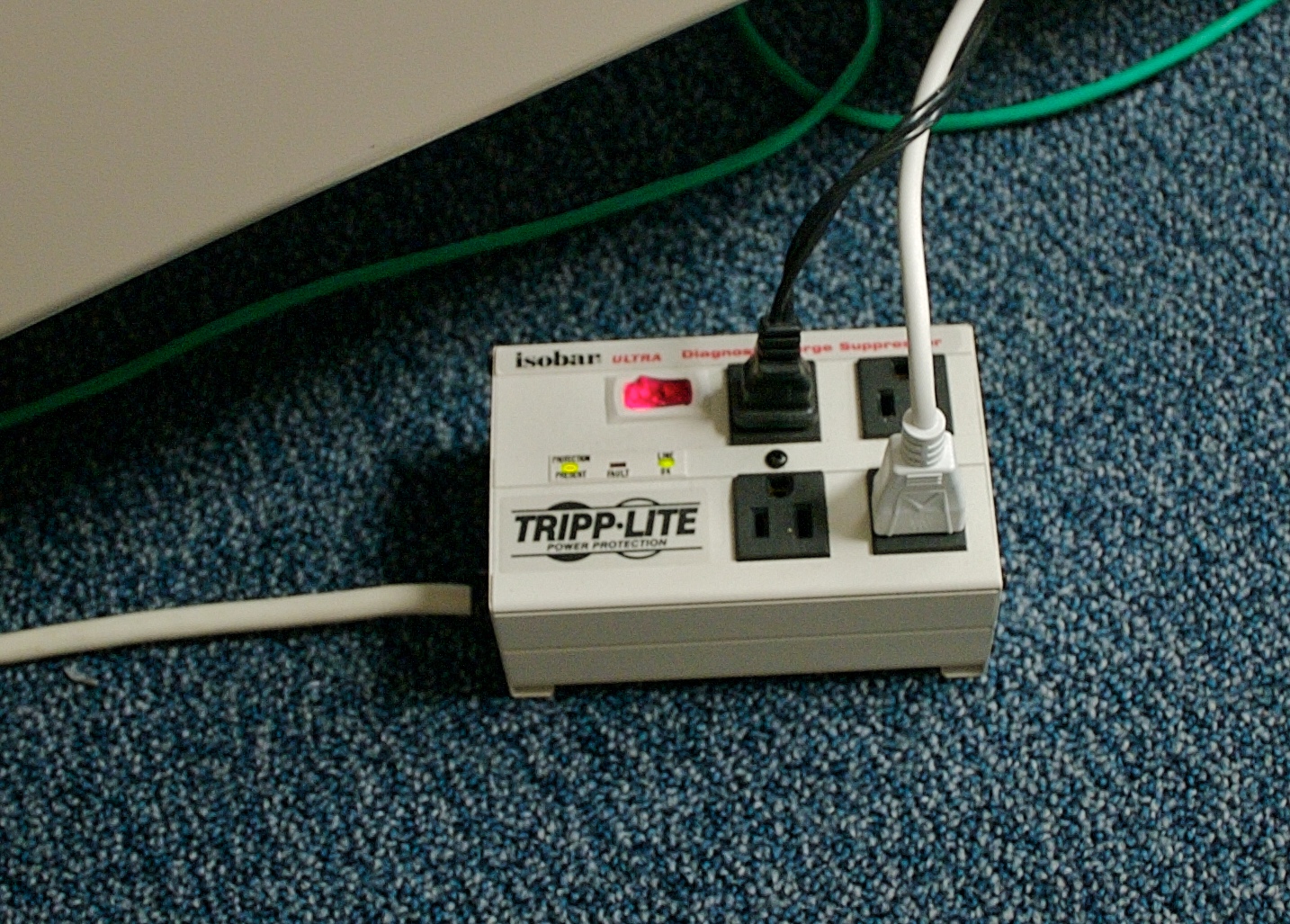 guide-about-what-does-a-surge-protector-do-with-description